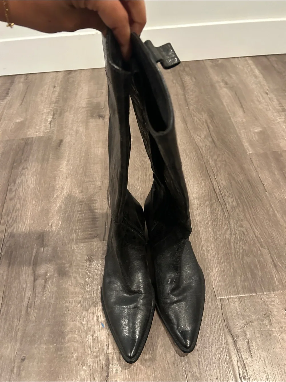 Sleek Women's Black Pointed Boots